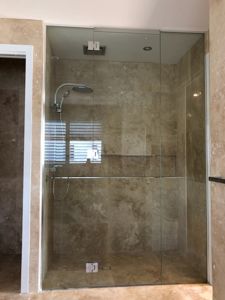 Frameless-Shower-Screen-with-Polished-Silver-Hinges2