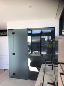 Frameless-T-Screen-for-Shower-Toilet-2