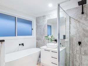 184-Frameless-Mirror-_-Nautilus-Shower-Screen2-1-min