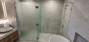 FramelessT-ScreenforShowerToiletareaLHSPanelsareacidetchedglassRHSpanelsareclearglasswithPolishedSilverHinges3