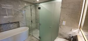FramelessT-ScreenforShowerToiletareaLHSPanelsareclearglassRHSpanelsareacidetchedglasswithPolishedSilverHinges2