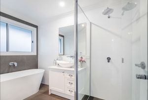 Shower Screen 6mm Nautilus Overlap