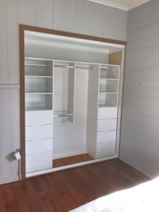 Built-InWardrobe-StandardWhiteBoardShelvingBanksofDrawersChromeHangingRods2