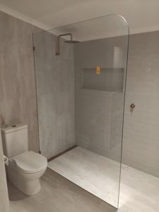 10mmPanelbrushedgoldhardwareclearglass