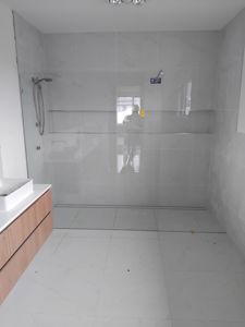 10mmpanelwithbracesatinchromehardwareclearglassenduroshield