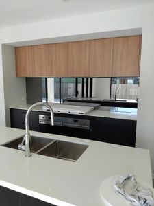 Mirrorsplashbackgrey