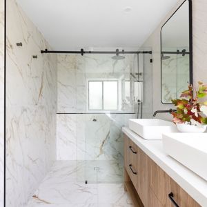 10mm_Opto_sliding_Shower_Screen_Black_hardware_kaikonstruct_Carrara_photo-VillaStyling_FULL