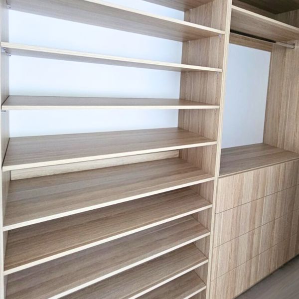 Adjustable shelf