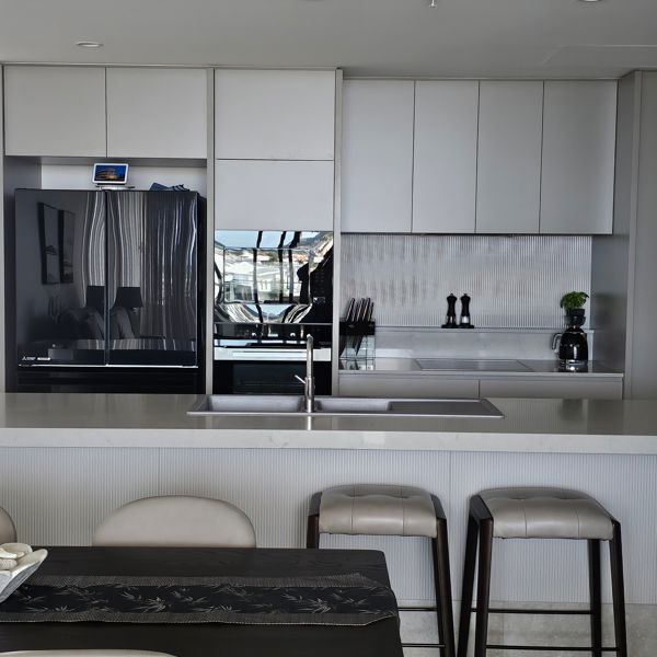 Textured splash glass