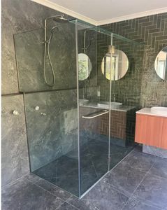 Shower-Screen_10mm_Hinged_Towel-Rail-Handle_Header-Brace_Corner_Cutout_J552297
