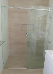 ShowerScreens_10mm_Sliding_Opto_PolishedSilverHardware_Front_Accessible2