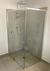 ShowerScreens_6mm_S3Core_MattSilverFrame_Corner_FrontAndReturn_AccessibleEntry_BarrelKnob copy