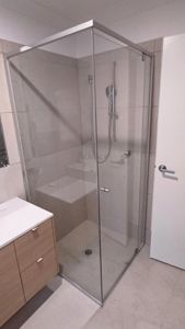 ShowerScreens_6mm_S3Core_MattSilverFrame_Corner_FrontAndReturn_Accessible