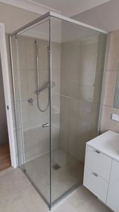 ShowerScreens_6mm_S3Core_MattSilverFrame_Corner_Accessible