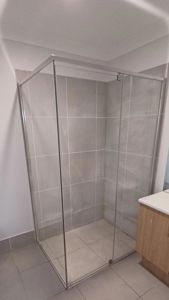 ShowerScreens_6mm_S3Core_PoilshedSilverFrame_Corner_frontAndReturn_Accessible-4.1