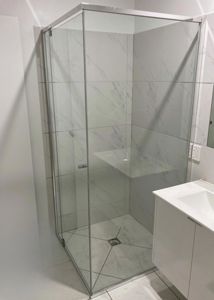 ShowerScreens_6mm_S3Core_PolishedSilverFrame_Corner_FrontAndReturn_Accessible_7