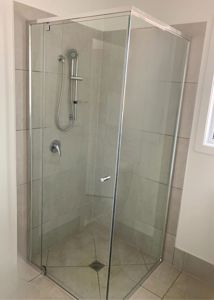 ShowerScreens_6mm_S3Core_PolishedSilverFrame_Corner_FrontAndReturn_Accessible_8