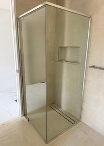 ShowerScreens_6mm_S3Core_PolishedSilverFrame_Corner_FrontAndReturn_Accessible_11