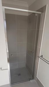 ShowerScreens_6mm_S3Core_PolishedSilverFrame_Front_Accessible_3