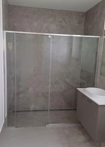 ShowerScreens_6mm_S3Core_PolishedSilverFrame_Front_Accessible_6