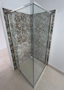 ShowerScreens_6mm_S3Core_PolishedSilverFrame_Corner_FronaAndReturn_TaperedKnob_AccessibleEntry