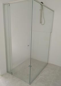 ShowerScreens_6mm_S3Core_MattSilverFrame_Corner_FrontAndReturn_Accessible_10