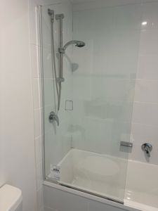 6mm_Panel_PolishedSilver_UChannel_Bath