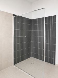 Shower-Screens_6mm_Panels_Polished-Silver-Framing_CG.2