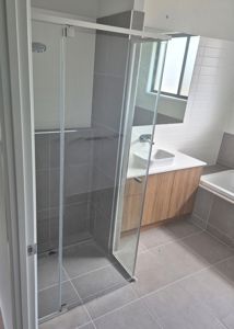 ShowerScreens_6mm_S3Core_MattSilverFrame_FrontAndReturn_AccessibleEntry_BarrelKnob2