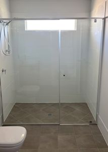 ShowerScreens_6mm_S3Core_MattSilverFrame_Front_AccessibleEntry_BarrelKnob
