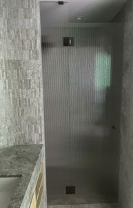 Shower-Screens_10mm_Hinged_Black_Narrow-Reed