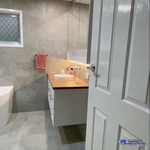 ShavingCabinet_White_withshelf_CaseyConstructionsPtyLtd5