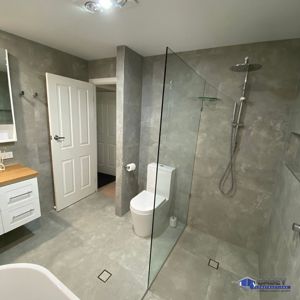 ShavingCabinet_White_withshelf_ShowerScreens_10mm_Panels_CaseyConstructionsPtyLtd3