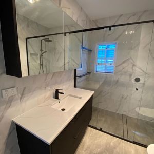 ShavingCabinets_Coloured_ShowerScreens_6mm_Inline_BlackHardware_Duratiling