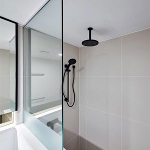 ShowerScreens_10mm_Hinged_DecorativeStrip