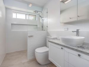 ShowerScreens_10mm_Panels_PolishedSilverHardware_ShavingCabinets_White_Mirror_FenwickBuildingGroupPytLtd