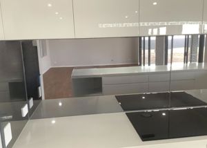 Splashbacks_GreyMirrorMax_LShape