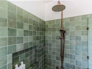 ShowerScreens_10mm_Hinged_BrassHardware_FenwickBuildingGroupPtyLtd1