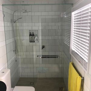 ShowerScreens_10mmHinged_PolishedSilverHardware_HeaderBrace_Front