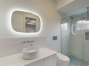 ShowerScreens_10mm_Hinged_HeaderBrace_StroudHomesBrisEast
