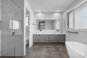 ShowerScreens_10mm_Hinged_HeaderBrace_Mirrors_Frameless_Rectangle_CheneyConstructionsQld