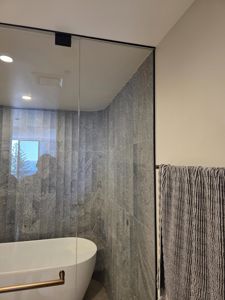 ShowerScreens_10mmPivot_GreyGlass_BlackHardware1