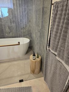 ShowerScreens_10mmPivot_GreyGlass_BlackHardware2