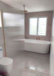 ShowerScreen-10mmFrameless_Panel_NarrowReed_GoldHardware