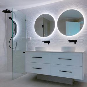 ShowerScreens_10mm_Panels_BlackHardware_CaseyConstructionsPtyLtd
