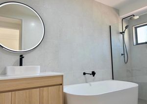 ShowerScreens_10mm_Panels_BlackHardware_CheneyConstructionsQld2