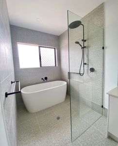 ShowerScreens_10mm_Panels_BlackHardware_CheneyConstructionsQld3