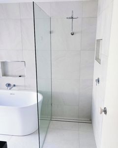 ShowerScreens_10mm_Panels_PolishedSilverHardware_TriBuildGoldCoast