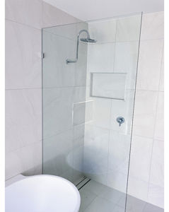 ShowerScreens_10mm_Panels_PolishedSilverHardware_TriBuildGoldCoast3