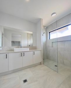 ShowerScreens_10mm_Panels_Mirrors_Framleess_Rectangle_CheneyConstructionsQLd